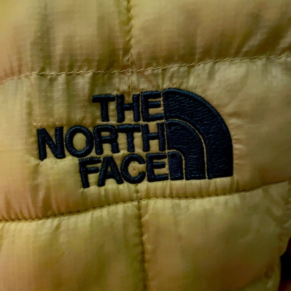 North face puffer jacket - Picture 2 of 3